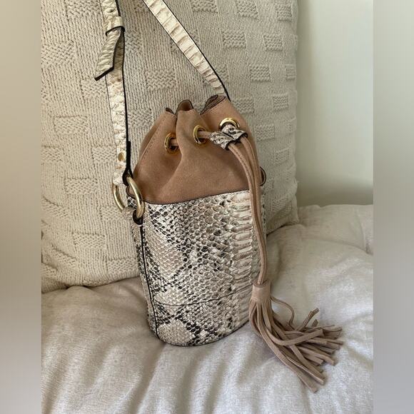 Snake Drawstring Bucket Bag - Picture 4 of 6